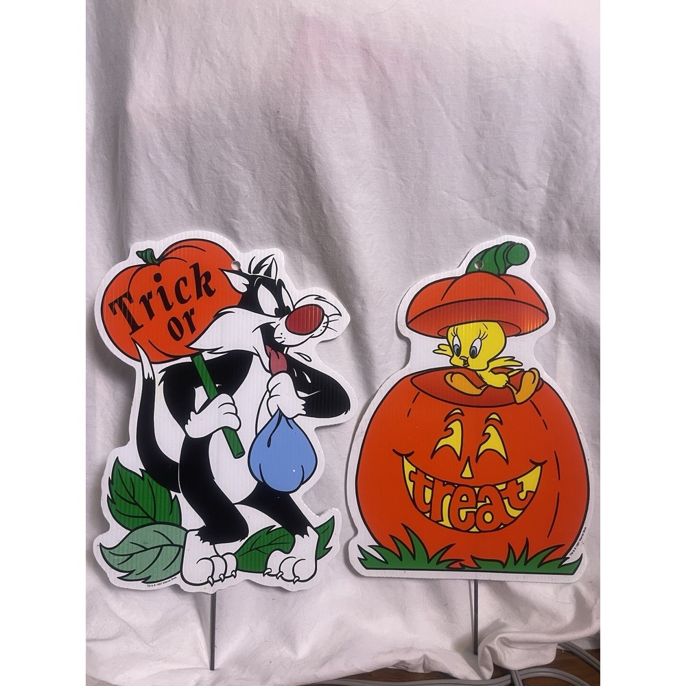 2 VTG Warner Brothers Halloween Yard Signs Trick Or Treat Sylvester/Tweety Bird